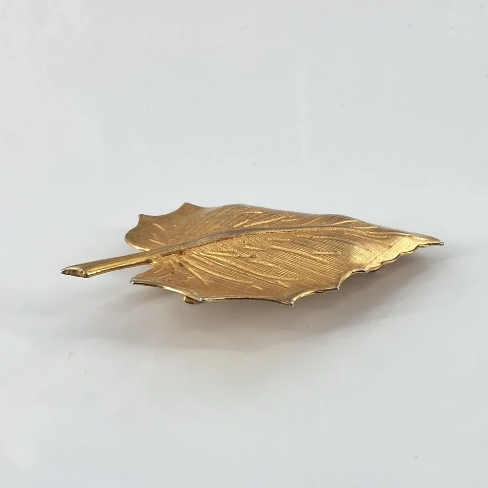 Vintage Gold Tone Textured Maple Leaf Brooch‎ Pin Fall Botanical Jewelry